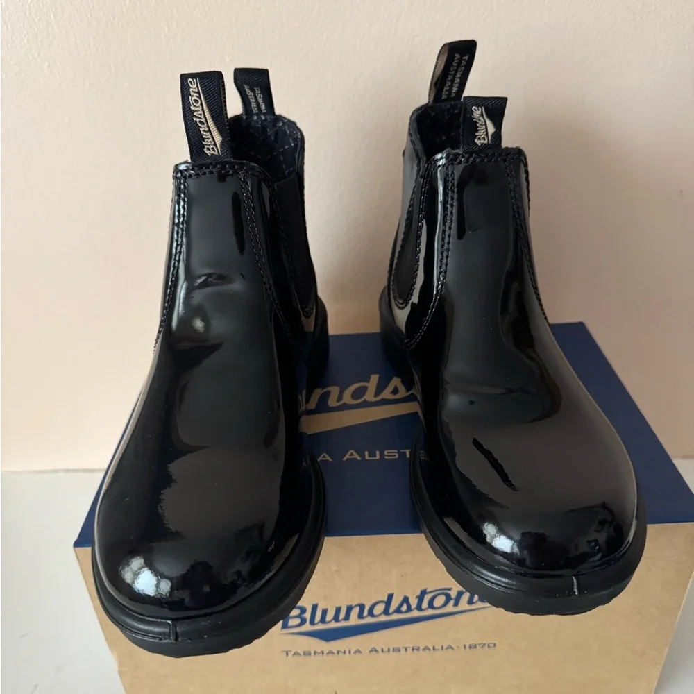 Blundstone Red Low-Heel Chelsea shiny black patent leather boot. 2255. 3, 4